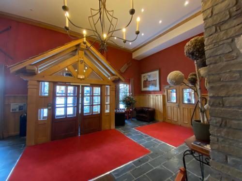 una hall con pareti rosse e una porta con un tappeto rosso di Duplex - 4 personnes ARC 1950 ad Arc 1950