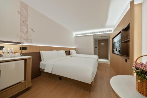 Cama o camas de una habitación en Beijing Tangfu Dynasty Hotel - located in the city center, adjacent to the subway station, close to Nanluoguxiang Drum Tower Lama tample Tiananmen Square Forbidden City Temple of Heaven, free laundry car rental, free historical costume experience try on