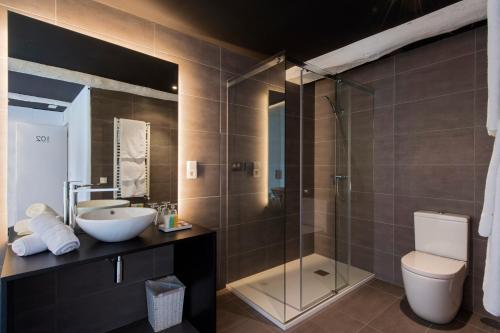 a bathroom with a toilet and a sink and a shower at Hotel Montes in Santiago de Compostela