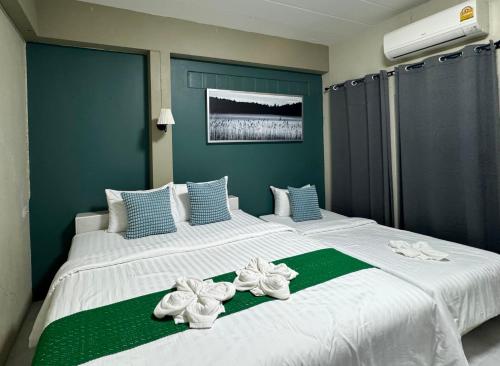 Postel nebo postele na pokoji v ubytování Paksina Hotel