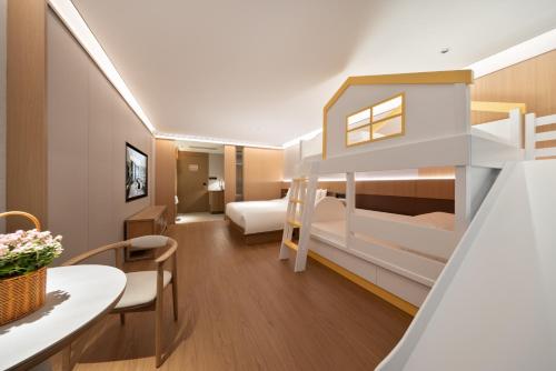 Cama o camas de una habitación en Beijing Tangfu Dynasty Hotel - located in the city center, adjacent to the subway station, close to Nanluoguxiang Drum Tower Lama tample Tiananmen Square Forbidden City Temple of Heaven, free laundry car rental, free historical costume experience try on