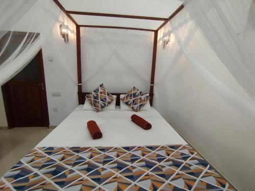 Postel nebo postele na pokoji v ubytování Coconut Villa Madiha