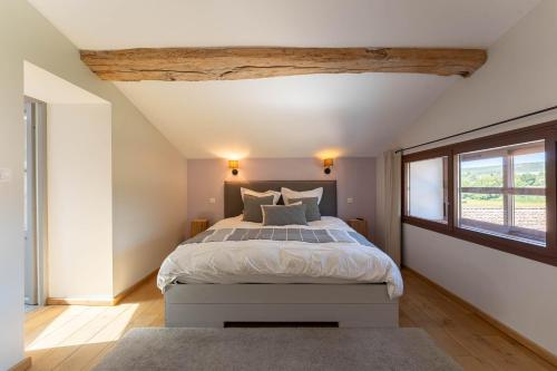 ein Schlafzimmer mit einem Bett und einem Fenster in der Unterkunft Ferme La Clavière, Maison de vacances Lou Mas in Mane