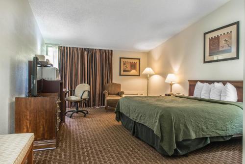 een hotelkamer met een bed en een televisie bij Rodeway Inn Brookville in Brookville