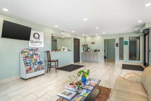 チェサピークにあるQuality Inn Chesapeakeのソファとカウンターのあるリビングルーム