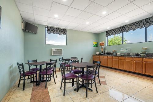 Quality Inn Chesapeakeにあるキッチンまたは簡易キッチン