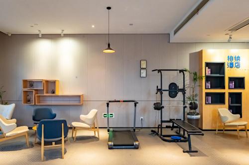Urba Hotel, Danyang Technical Secondary School, Municipal Traditional Chinese Medicine Hospitalにあるフィットネスセンターまたはフィットネス設備