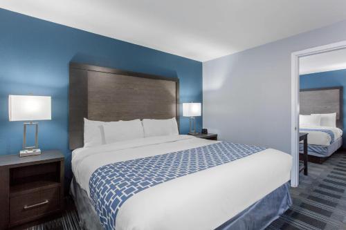 a hotel room with a large bed and a mirror at Cielo Hotel Bishop-Mammoth, an Ascend Collection Hotel in Bishop