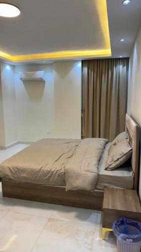 a bedroom with a bed in a room with at أوشان للشقق المفروشة in New cairo