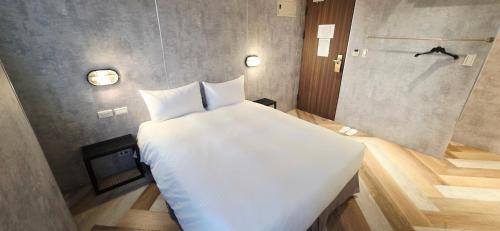 a bedroom with a large white bed and a shower at 慶爾喜旅館西門捷運館Gugis Inn in Taipei