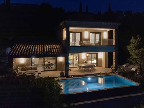Piscina a Villa L'Emeraude o a prop