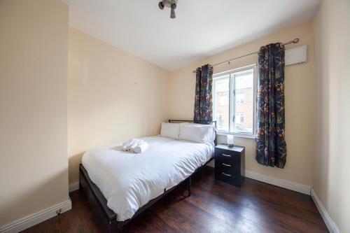 Ένα ή περισσότερα κρεβάτια σε δωμάτιο στο Bright 2BR at Kilmainham Gaol reduced prices