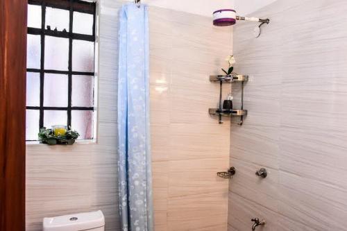 Ванная комната в Chic City Apt with attached Private Bath 5km toUN
