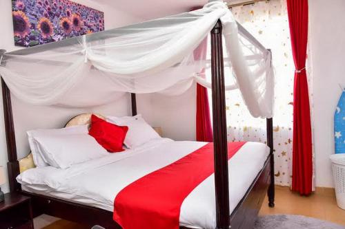 Кровать или кровати в номере Chic City Apt with attached Private Bath 5km toUN