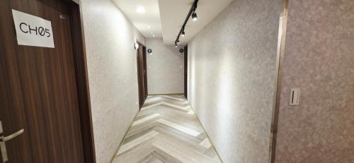 a walkway in a hallway with a sign on the door at 慶爾喜旅館西門捷運館Gugis Inn in Taipei