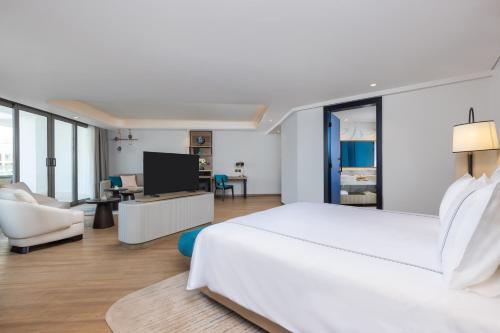 Postel nebo postele na pokoji v ubytování Rixos Radamis Sharm El Sheikh