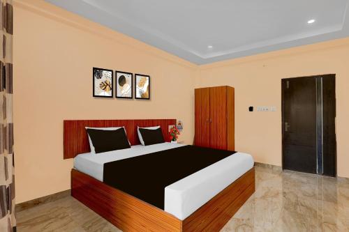 Ένα ή περισσότερα κρεβάτια σε δωμάτιο στο Super Hotel O Bheemili Beach Visakhapatnam