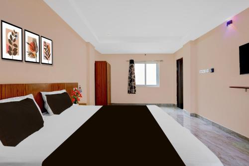Ένα ή περισσότερα κρεβάτια σε δωμάτιο στο Super Hotel O Bheemili Beach Visakhapatnam