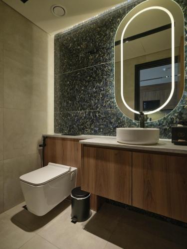 Un baño de The OQ