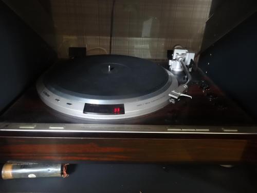 a record player sitting on top of a table at Gasthof Arutany in Nasu