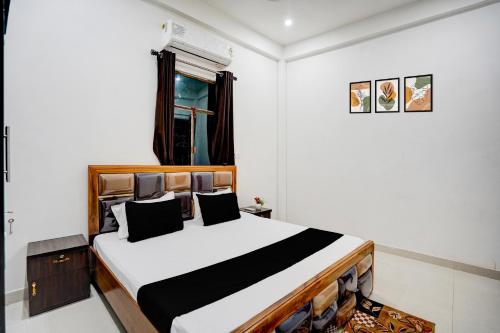a bedroom with a large bed in a room at Super Hotel O Prayagraj Sangam Railway Junction Formerly Veni Madhv Inn in Dārāganj