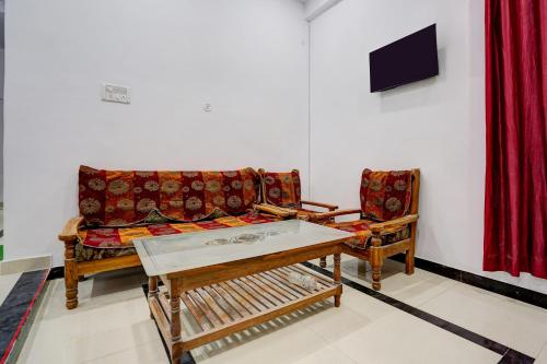 a living room with a couch and two chairs at Super Hotel O Prayagraj Sangam Railway Junction Formerly Veni Madhv Inn in Dārāganj