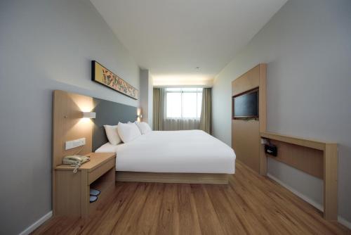 Urba Hotel, Danyang Technical Secondary School, Municipal Traditional Chinese Medicine Hospitalにあるベッド