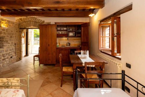 a kitchen and dining room with a table and chairs at Agriturismo La Palazzetta di Assisi in Assisi