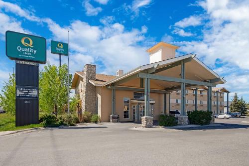 a office building with a sign in front of it at Quality Inn Belgrade - Bozeman Yellowstone Airport in Belgrade