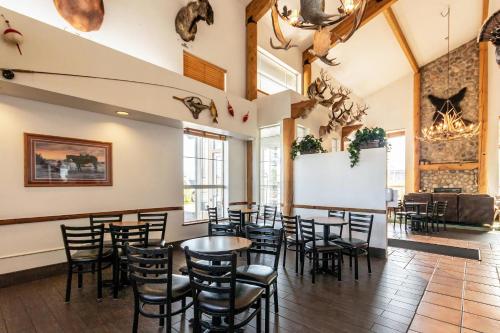 a room with chairs and tables in a restaurant at Quality Inn Belgrade - Bozeman Yellowstone Airport in Belgrade