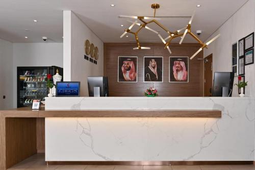 a bar in a restaurant with a marble counter at Comfort Hotel Jeddah King Road in Jeddah