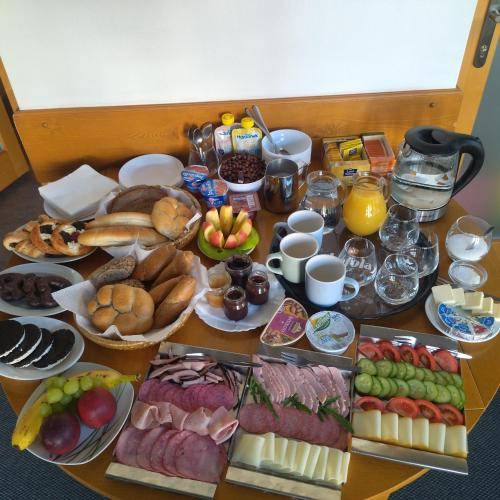 a table topped with lots of different types of food at Apartmán s výhledem na zámek I in Vimperk