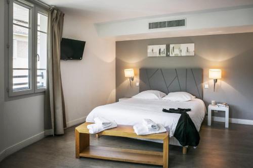 a bedroom with a large white bed and a window at Comfort Aparthotel Lourdes Lorda in Lourdes