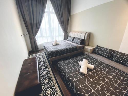 Una pequeña habitación con dos camas y una ventana. en LV10 The Greywoodz 1-4pax Kuantan, en Kuantan