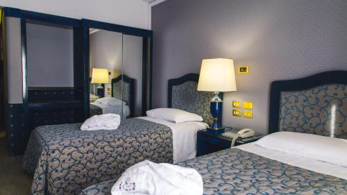 Postel nebo postele na pokoji v ubytování Grand Hotel Excelsior