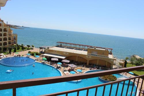 a view of a resort with a swimming pool and the ocean at PSB Apartments in Midia Resort Aheloy in Aheloy