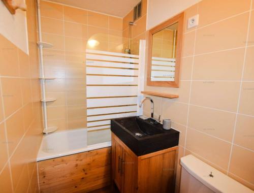a bathroom with a sink and a bath tub at Résidence Le Mustag - 2 Pièces 4 pers. - LE MUSTAG - 021MU - PLAGNE CENTRE MAE-0273 in Aime La Plagne