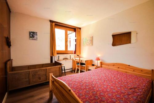 a bedroom with a bed and a window and a table at Résidence Le Mustag - 3 pièces 6 personnes - LE MUSTAG -026MU- PLAGNE CENTRE MAE-0283 in Aime La Plagne