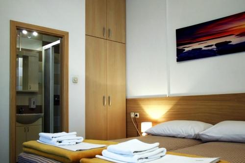 1 dormitorio con 2 camas y toallas blancas. en Rooms Fitea, en Osijek