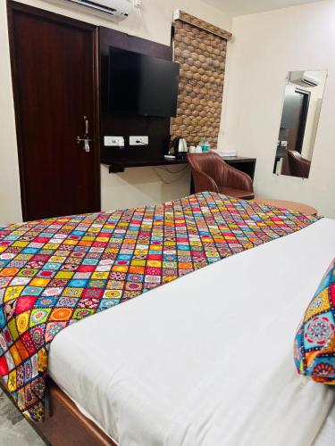 Una cama o camas en una habitación de The Manthan Stays