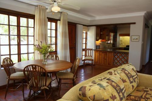 The lounge or bar area at Fynbos Ridge Country House & Cottages