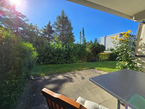 a patio with a table and a table and chairs at Vier Jahreszeiten 5-2 in Großenbrode-Kai