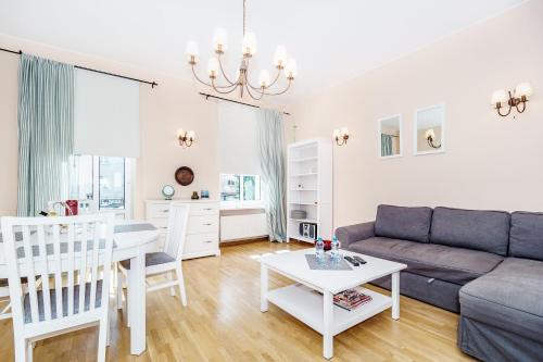 777 Apartments & Cars