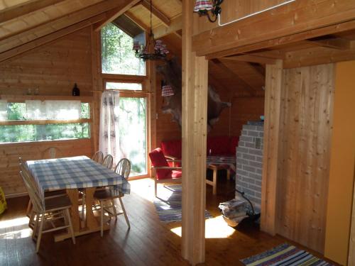 a dining room with a table and chairs in a cabin at Haukedalen Hytter in Viksdalen