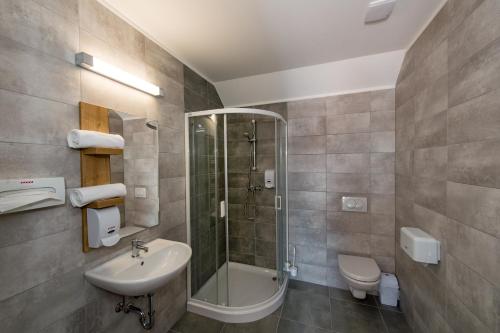 A bathroom at Pilvax Hotel Superior Kalocsa