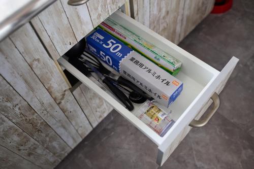 a white shelf with books on top of it at 成田空港から31分で駅徒歩8分富士桜侍3ldk 63平米 最大8人静か in Matsudo