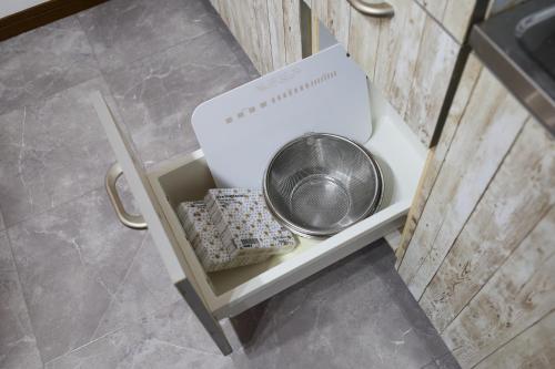 a box and a bowl on a shelf in a bathroom at 成田空港から31分で駅徒歩8分富士桜侍3ldk 63平米 最大8人静か in Matsudo