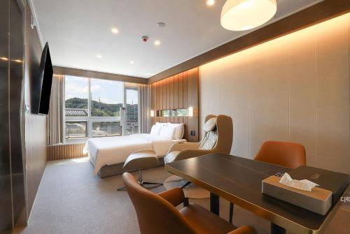 Χώρος καθιστικού στο Wonju Urban Brown Hotel