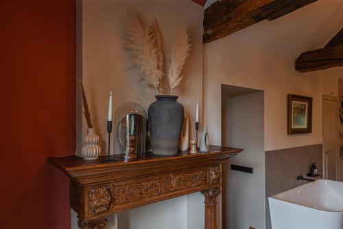 a wooden shelf with a vase on it in a bathroom at Buitenplaats Kasteel Elsloo in Elsloo