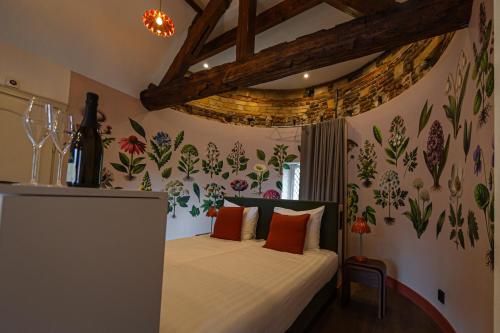 a bedroom with a bed with flowers on the wall at Buitenplaats Kasteel Elsloo in Elsloo